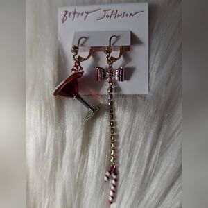 🆕 Betsey Johnson Christmas Martini Mismatched Earrings 💋💞